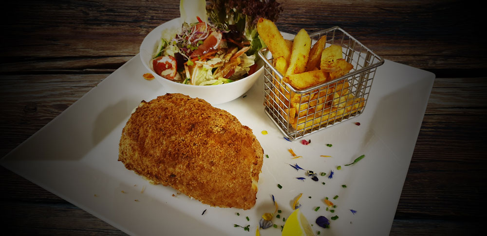 Cordon-Bleu mit Pommes und Salat